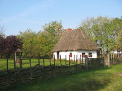Ein traditionelles Haus im Museumsdorf Sóstó.