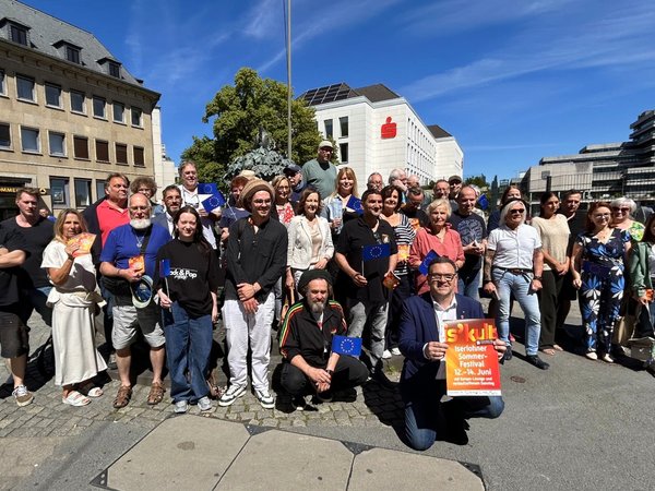 Mehr als 50 Künstlerinnen und Künstler bringen für das "is'kult" Sommerfestival drei Tage Programm auf 16 Bühnen und Spielorte in der Waldstadt.