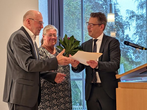 Preisträger Karl-Heinz Hessling (links) mit der Vorsitzenden des Beirates Mechthild Starke-Kersting (mitte) und dem stellvertretenden Bürgermeister Karsten Meininghaus (rechts).