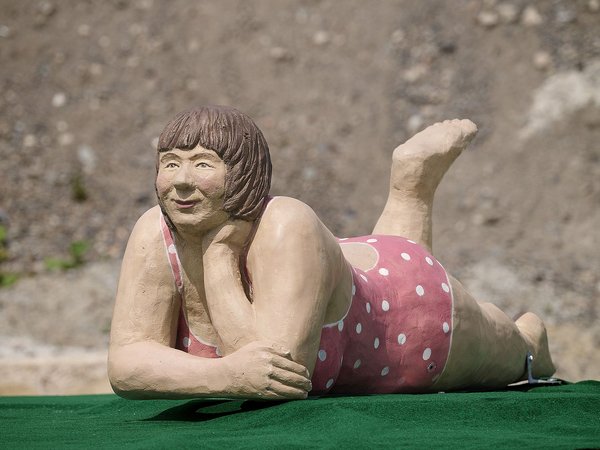Installation „Strandkasten“, die Liegende