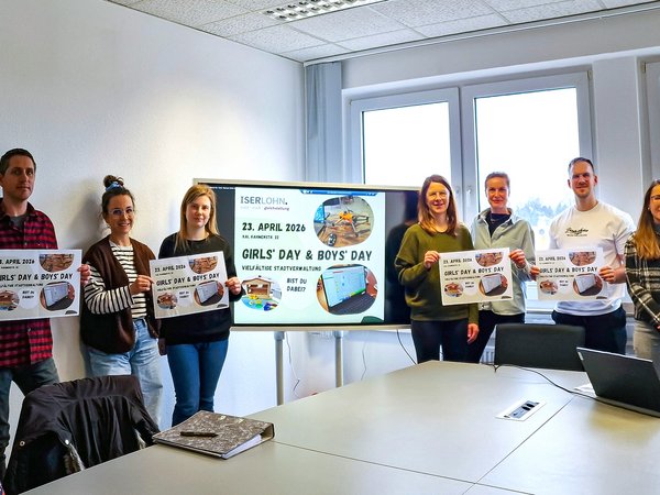 Gleichstellungsbeauftragte Patricia da Cruz Santos (rechts) stellte das Programm zum Girls'-Day und Boys'-Day gemeinsam mit den Kooperationspartnerinnen und -partnern aus der Iserlohner Stadtverwaltung, dem Stadtbetrieb Iserlohn/Hemer sowie des Seniorenzentrums Waldstadt Iserlohn vor.