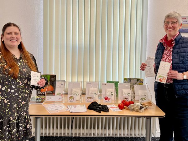 Gudrun Völcker (rechts), Leiterin der Stadtbücherei, stellte mit der Auszubildenden Lisa Halfmann (links) die neue Saatgutbibliothek vor.  