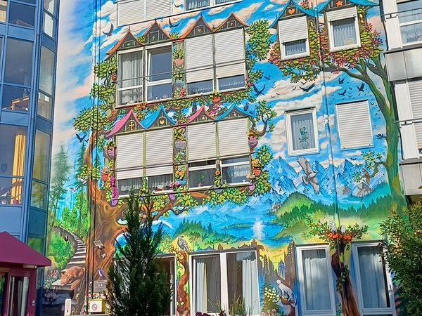 Neue Fassade am Seniorenzentrum Waldstadt Iserlohn (SWI) - am Tag