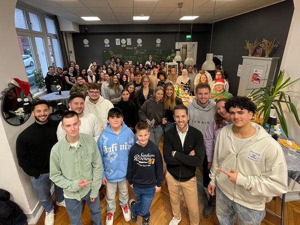 Bei den Wochenendveranstaltungen waren im Jugendkulturcafe YOU bereits bekannte Persönlichkeiten wie Moderator und Influencer Mirko Drotschmann (mitte) alias "MrWissen2Go" zu Gast.