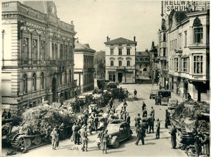 Amerikanisches Militär und deutsche Jagdpanzer („Jagdtiger“) auf dem Adolf-Hitler-Platz (heute: Alter Rathausplatz) während der Verhandlungen zur Übergabe der Stadt Iserlohn an die amerikanischen Truppen im Rathaus am 16. April 1945 (Fotograf: Helmut Viehl, Iserlohn / Stadtarchiv Iserlohn)