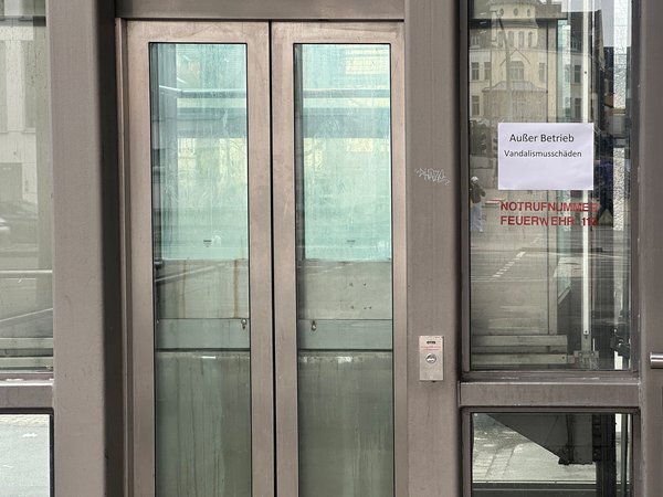 Der gläserne Außenaufzug am Rathaus I ist wegen Vandalismusschäden derzeit außer Betrieb.