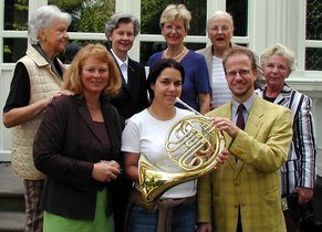 Kinderhorn für die Musikschule: vordere Reihe v.l.n.r.: Freundeskreis-Vorsitzende Tone Johansen-Junius, Hornlehrerin Bettina Eisenmann, Musikschulleiter Paul Breidenstein; hintere Reihe v.l.n.r.: Zonta-Club-Mitglieder Liesel Wallrabe, Anette Meier-Wiefel