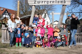 Das Foto zeigt eine Kindergartenszene.