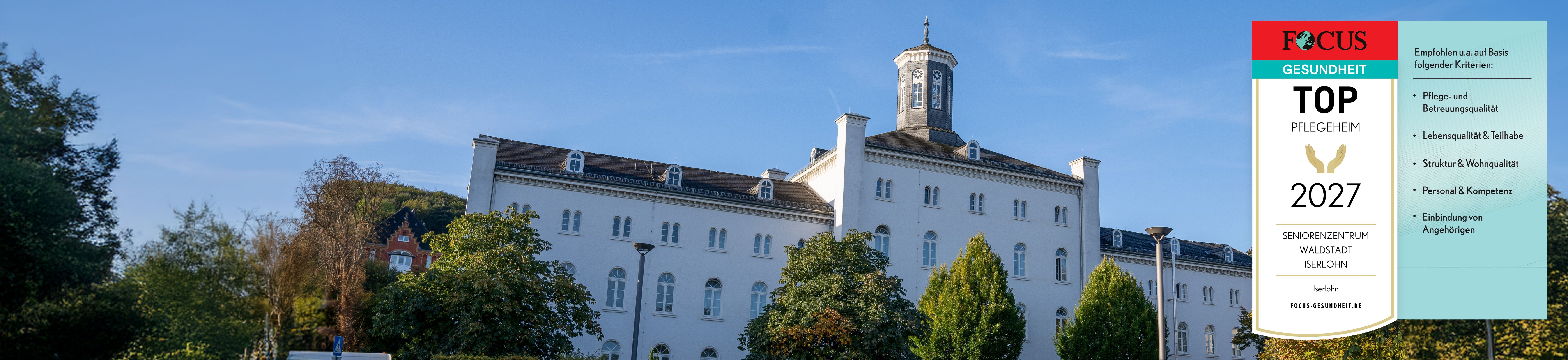 Die Außenansicht des SWI mit Focus-Siegel "TOP Pflegeheim 2027"