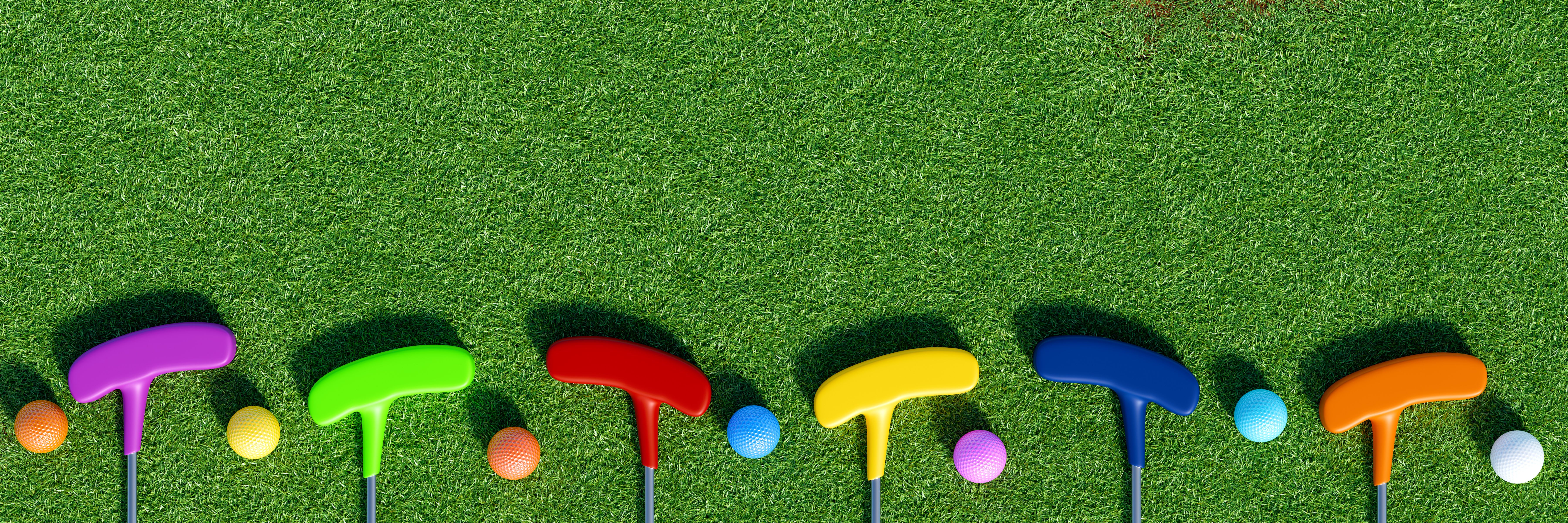 Das Bild zeigt bunte Minigolfschläger und Bälle