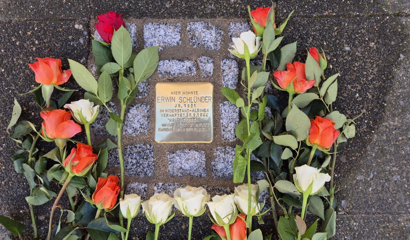 Das Bild zeigt den Stolperstein für Erwin Schlünder