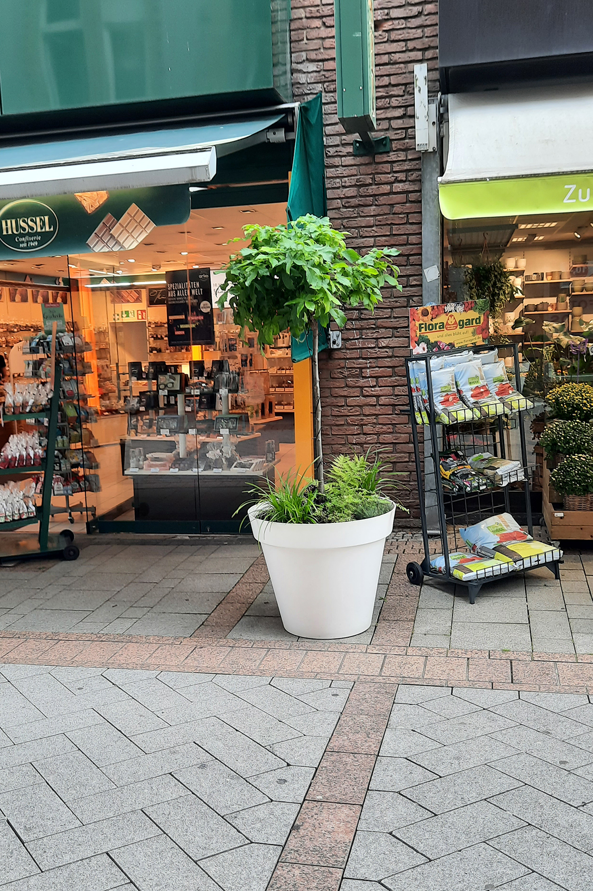 Blumenkübel in der Iserlohner Innenstadt, gefördert durch ZIZ