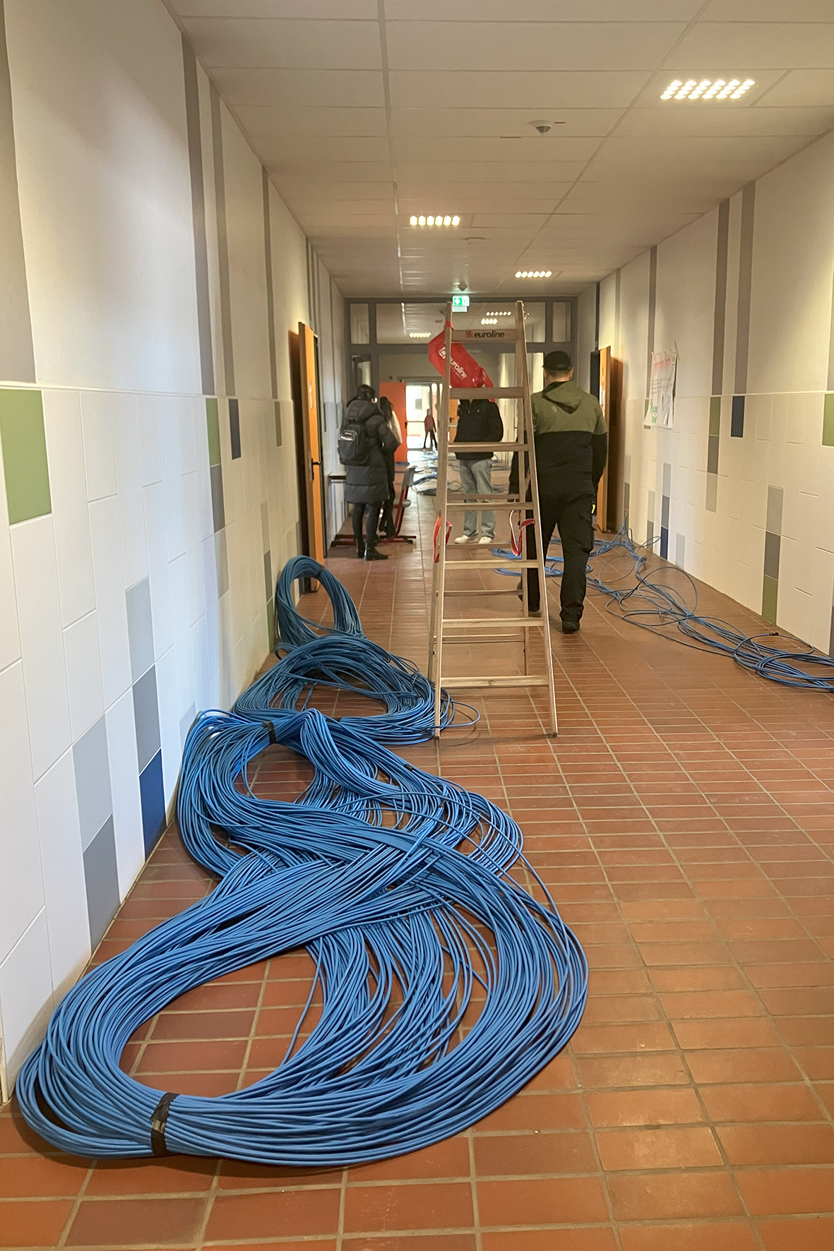 Viele Meter Kabel bei den Bauarbeiten zum DigitalPakt Schule an der Realschule Hemberg