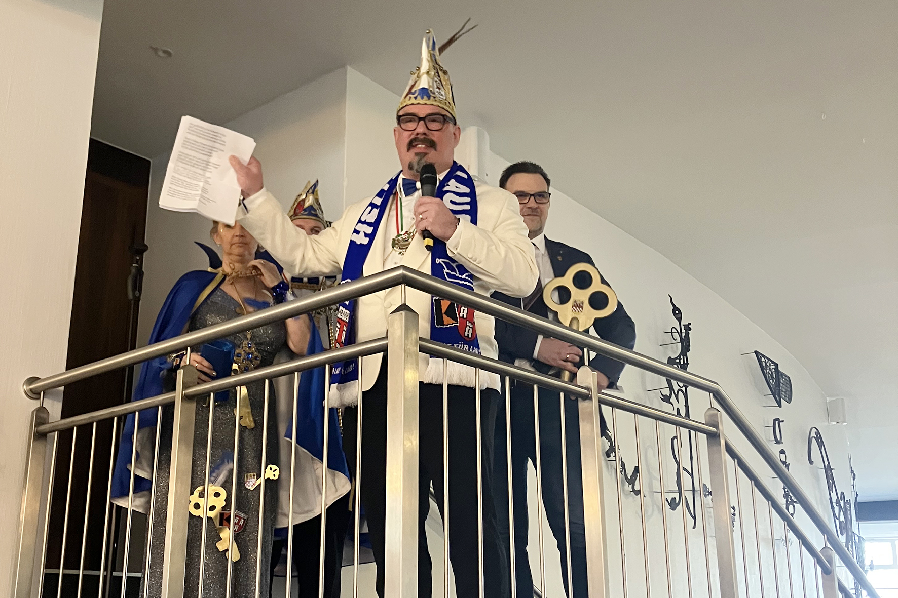 Weiberfastnacht 2025: Sturm aufs Parktheater durch die Hennener Kolpingfamilie