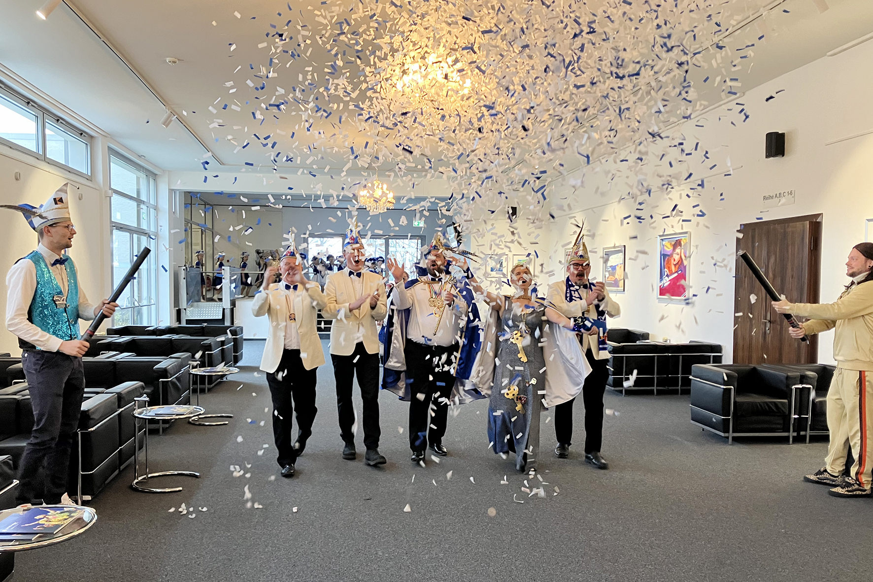 Weiberfastnacht 2025: Sturm aufs Parktheater durch die Hennener Kolpingfamilie