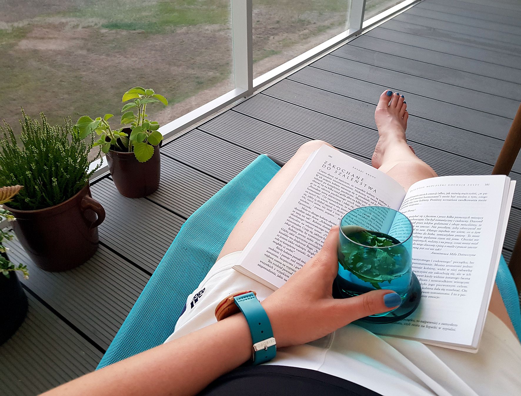 Buch lesen auf dem Balkon