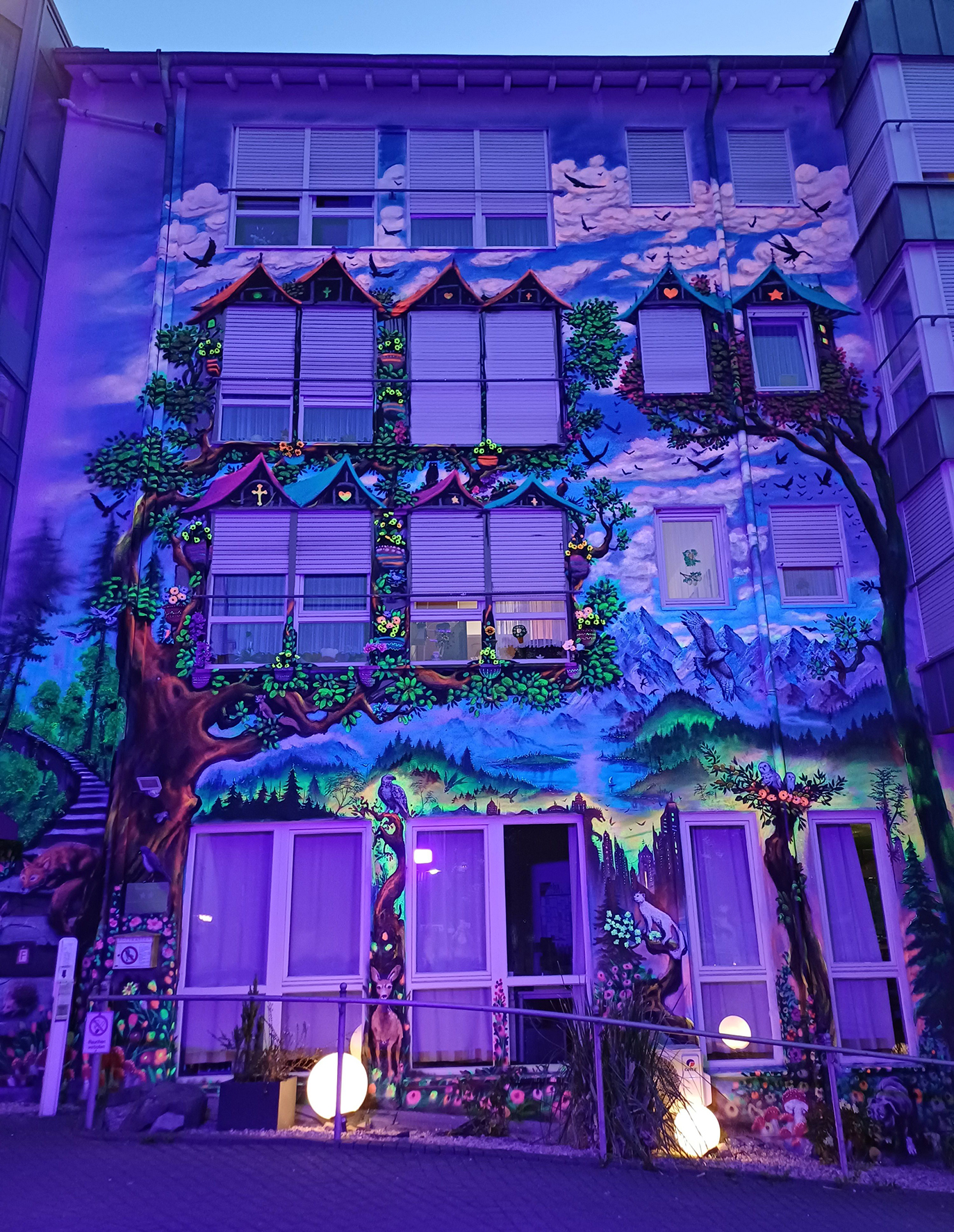 Neue Fassade am Seniorenzentrum Waldstadt Iserlohn (SWI) - in der Nacht 