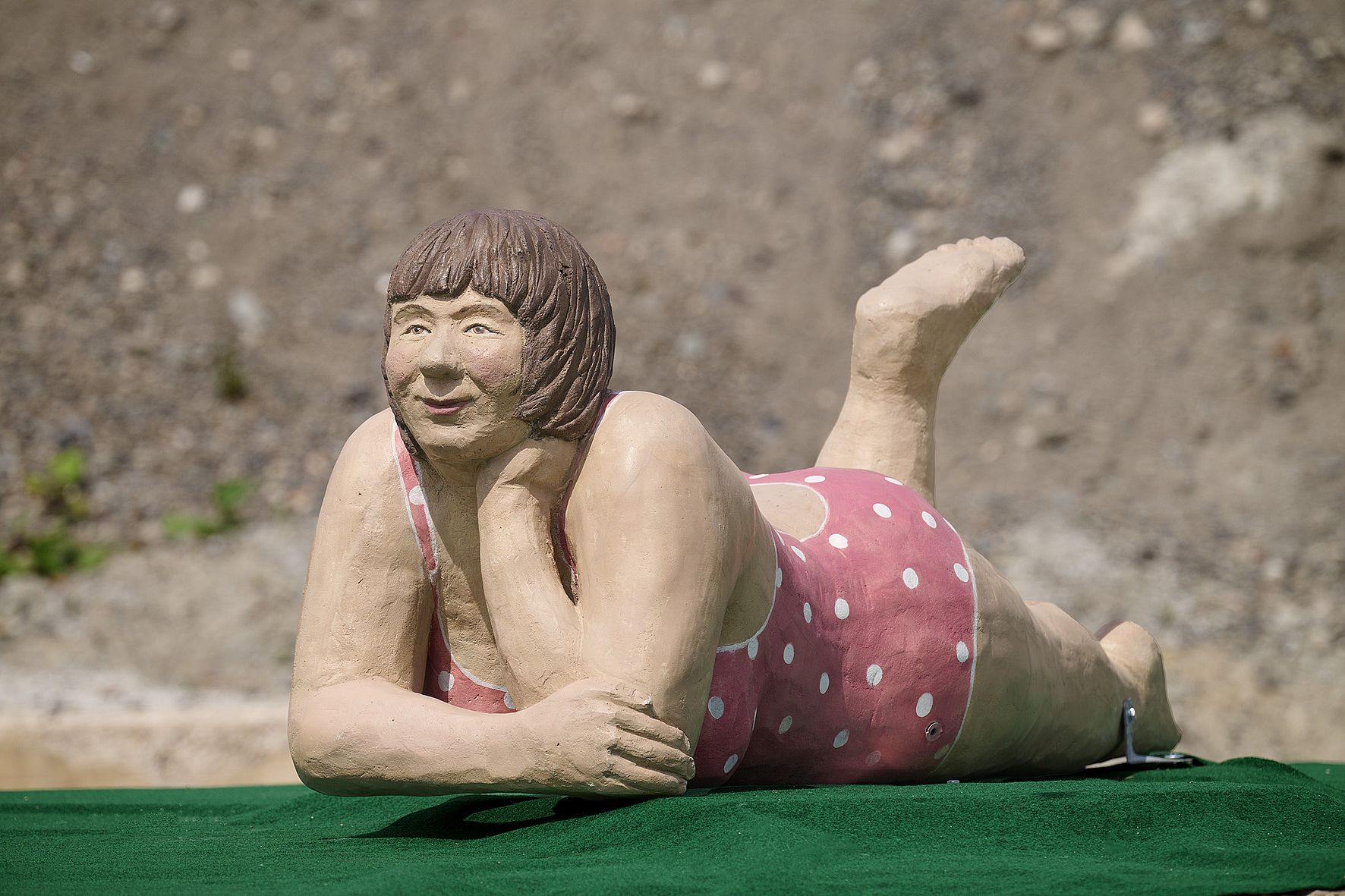 Installation „Strandkasten“, die Liegende