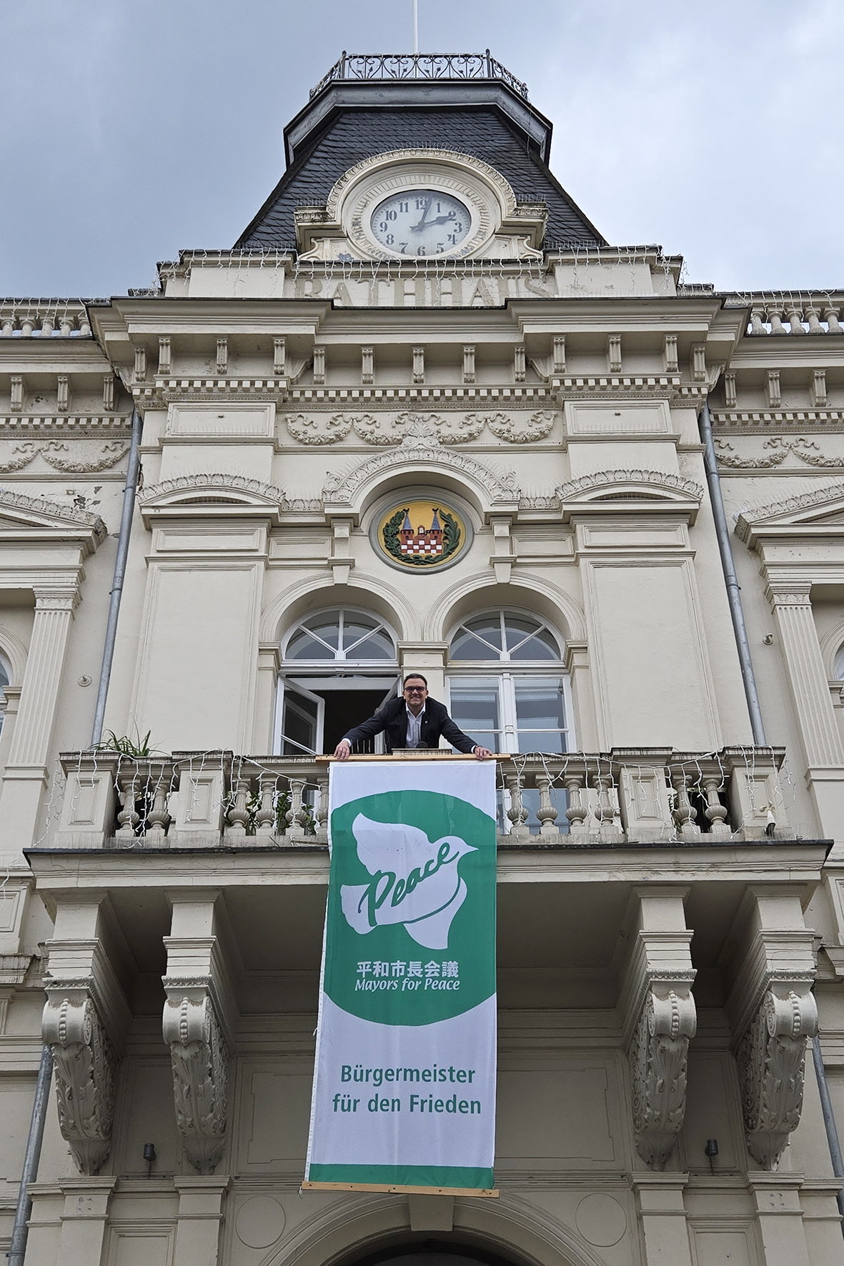 „Mayors for Peace“-Flagge am Alten Rathaus