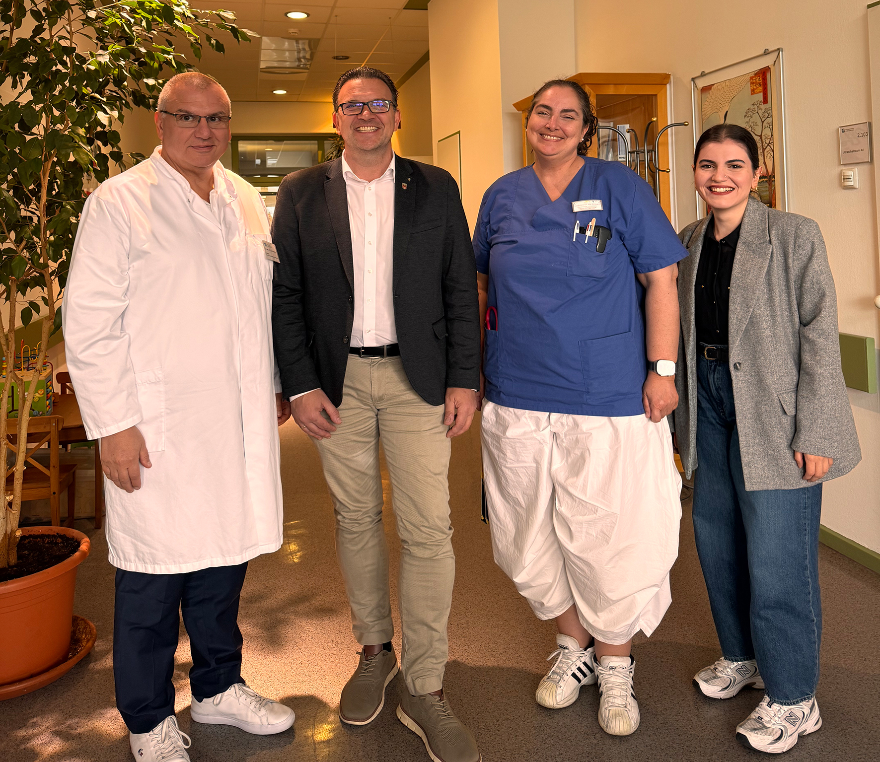 Bürgermeister Michael Joithe zu Besuch auf der Geburtsstation des Bethanien Krankenhauses in Iserlohn. 