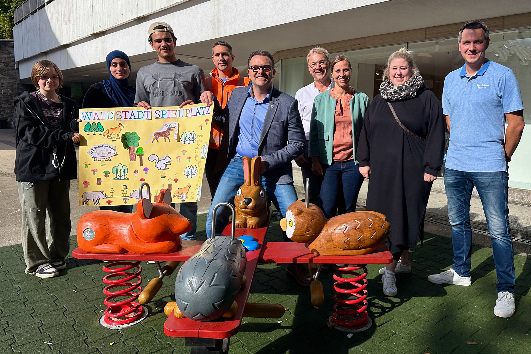 (von links nach rechts): Johanna Bredemeier, Sena Khalaf, Ayman Ryari (Kinder- und Jugendrat), Heiko Töben (SIH), Bürgermeister Michael Joithe, Martin Irmer (Grünflächen und Friedhöfe), Ilka Triglone (Stadtentwicklung), Kirstine Adebahr (Kinder- und Jugendbüro), Sebastian Matz (Stadtentwicklung)