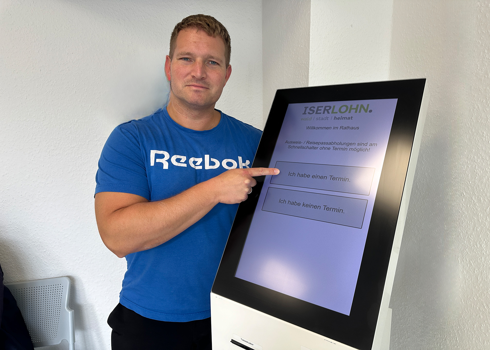 Robert Menzel, stellvertretender Leiter des Bürgerservice, am Touchscreen im Empfangsbereich. Robert Menzel, stellvertretender Leiter des Bürgerservice, am Touchscreen im Empfangsbereich.