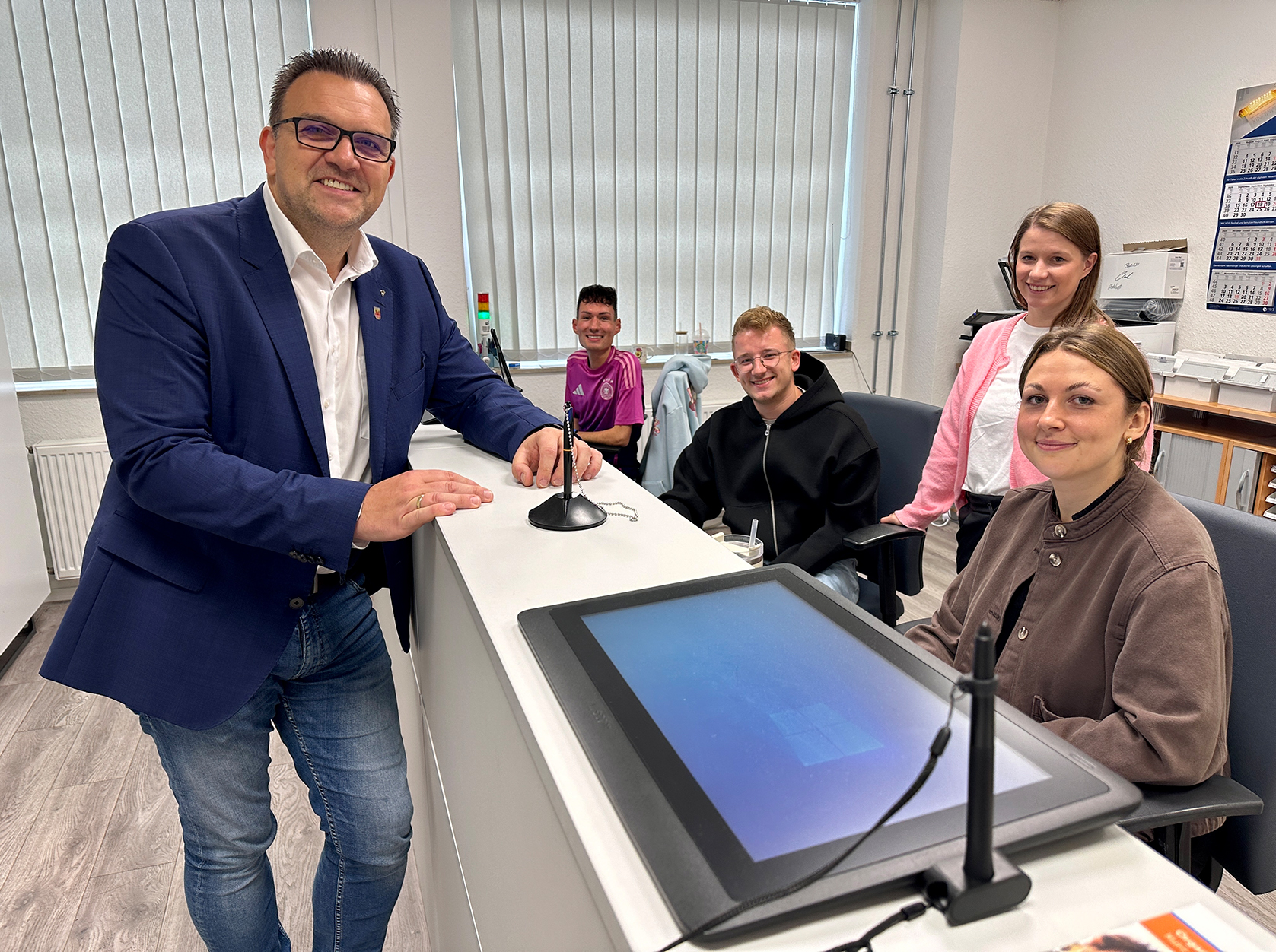 Für Bürgermeister Michael Joithe ist es ein persönliches Anliegen, den Bürgerservice als ersten Ansprechpartner für Iserlohnerinnen und Iserlohner auszubauen.  Für Bürgermeister Michael Joithe ist es ein persönliches Anliegen, den Bürgerservice als ersten Ansprechpartner für Iserlohnerinnen und Iserlohner auszubauen.