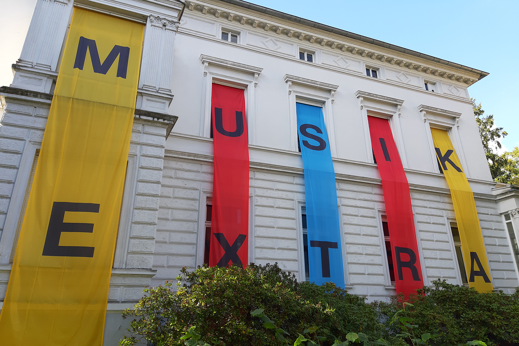 Im Rahmen der "Internationalen Herbsttage für Musik" zeigt sich die Fassade der Musikschule Iserlohn in besonderem Gewand.