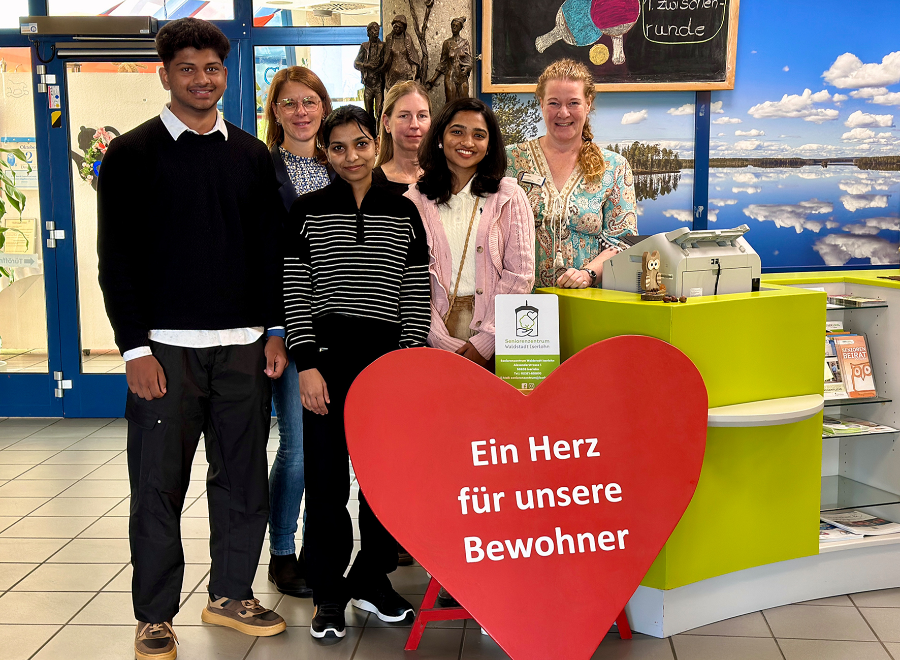 Von links, vordere Reihe: Jacob Roy, Anpriya Chennattumattom Pratheesh und Nancy Siby. Von rechts, hintere Reihe: Tina Röse, Leiterin SWI, Yvonne Hensling, SWI und Carmen Malkus, Ausbildungskoordinatorin Stadt Iserlohn. Von links, vordere Reihe: Jacob Roy, Anpriya Chennattumattom Pratheesh und Nancy Siby. Von rechts, hintere Reihe: Tina Röse, Leiterin SWI, Yvonne Hensling, SWI und Carmen Malkus, Ausbildungskoordinatorin Stadt Iserlohn.