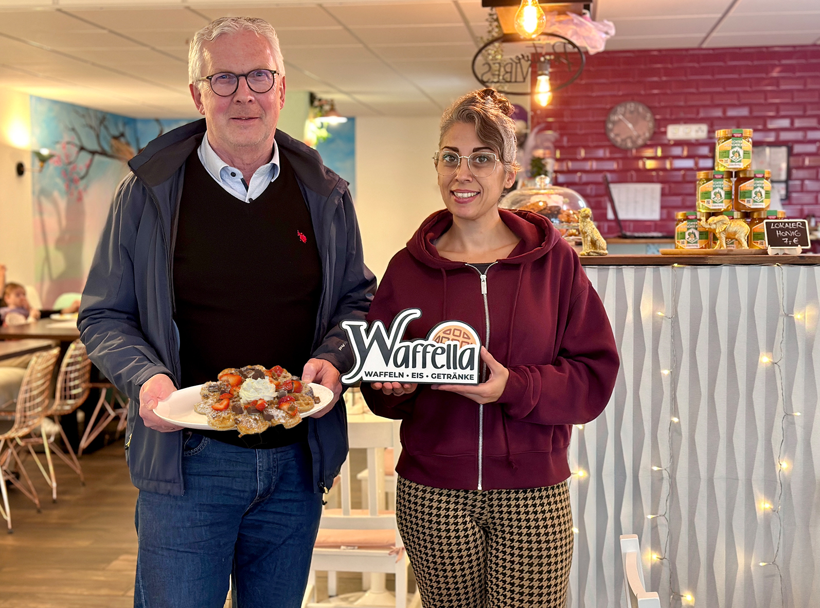 Von links: Dirk Matthiessen (Stadtmarketingleiter), Ayca Sankir (Ladeninhaberin WAFFELLA).