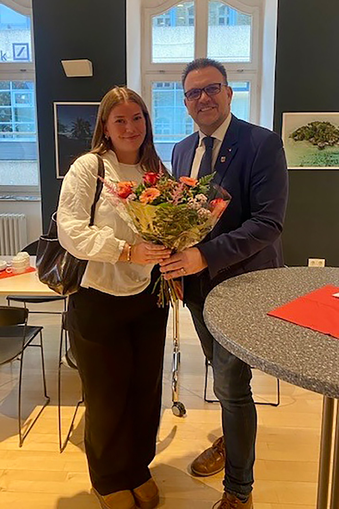 Von rechts: Bürgermeister Michael Joithe und Maja von Calle, Studienabsolventin und neue Mitarbeiterin der Stadt Iserlohn.  