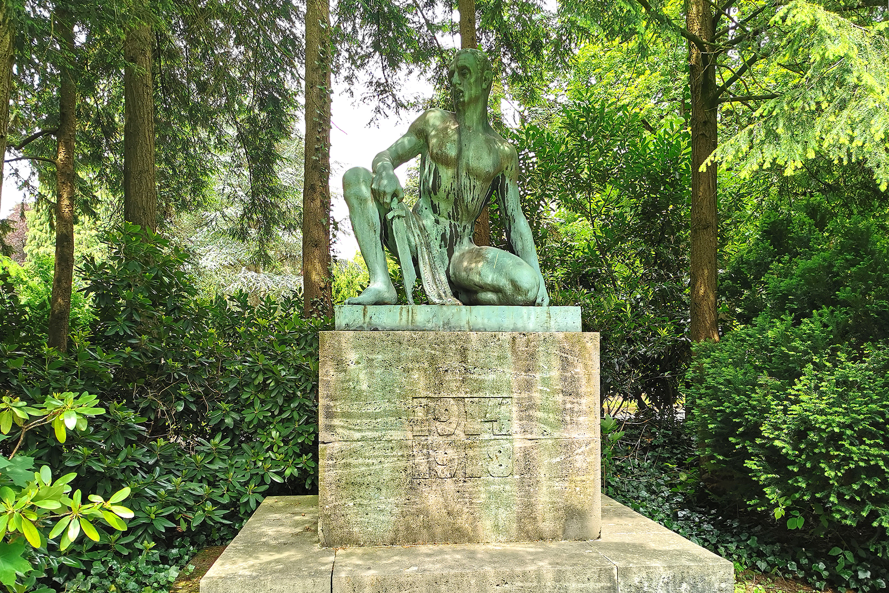 1928 von Robert Ittermann geschaffenes Ehrenmal für die Gefallenen des Ersten Weltkrieges auf dem Iserlohner Friedhof.