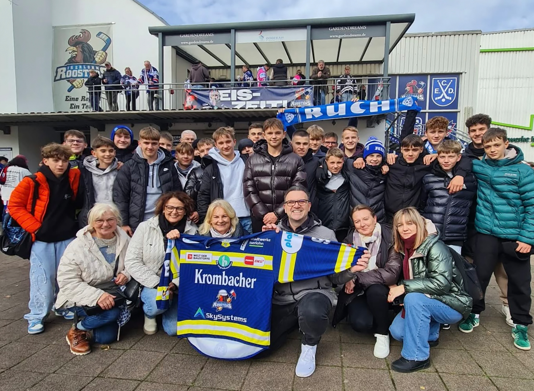 Bürgermeister Michael Joithe (mitte rechts) begrüßte die Jugendgruppe aus Chorzów an der Eissporthalle Iserlohn gemeinsam mit Karina Markiewicz, Vorsitzende des Städtepartnerschaftskomitees (mitte links).
