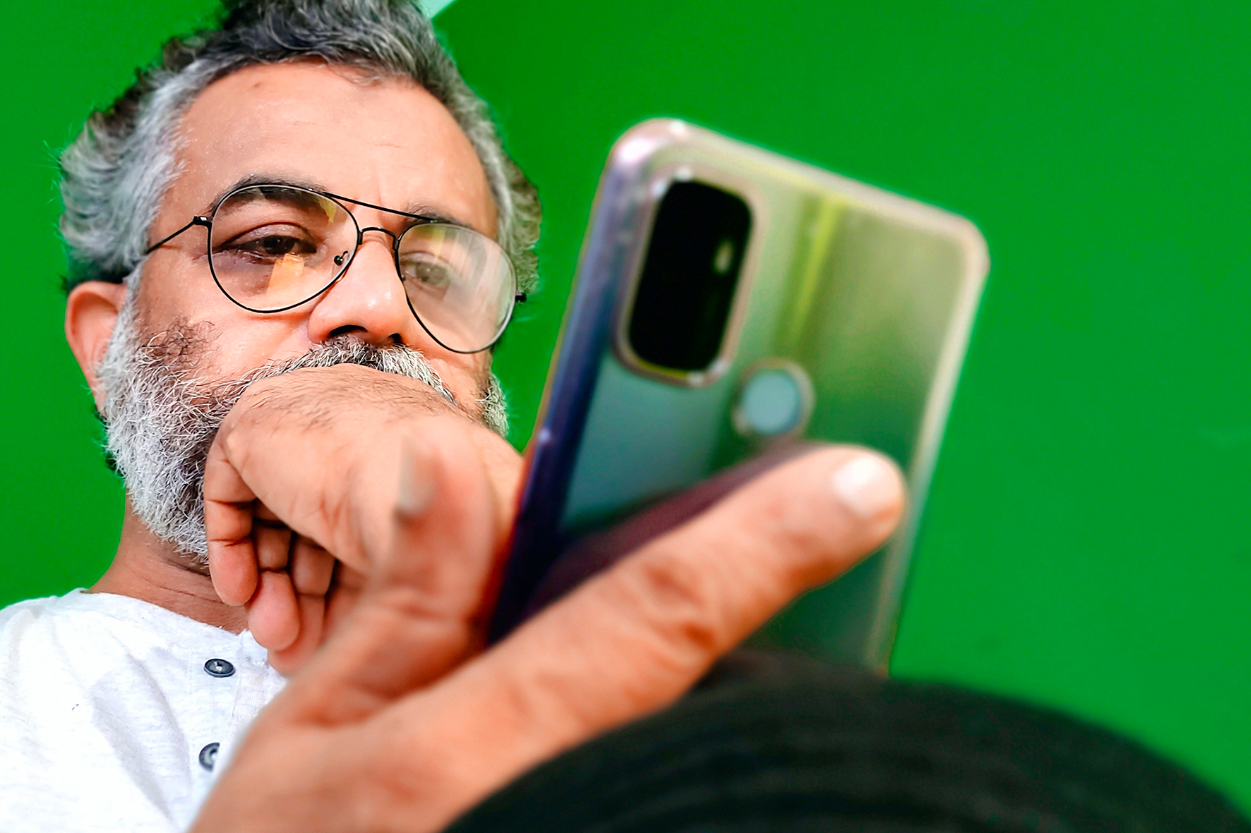 Senior mit Smartphone