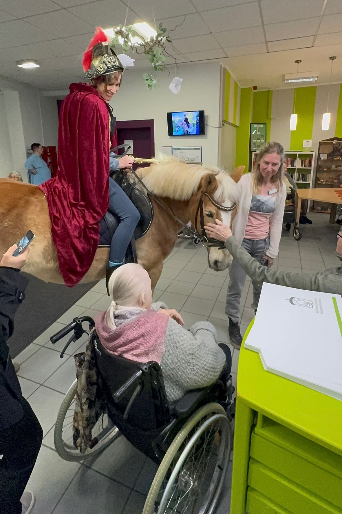 Ein Haflinger-Pferd war an St. Martin zu Gast im Seniorenzentrum Waldstadt Iserlohn.