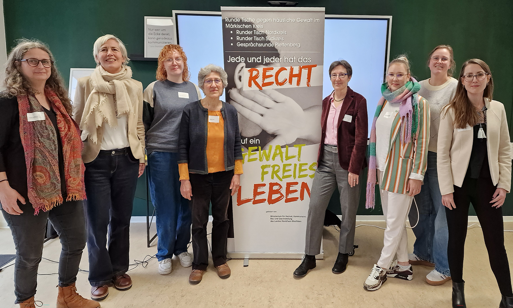 (v.l.n.r.) Birgit Reckermann, Frauenberatungsstelle MK (Frauen helfen Frauen e.V.); Heike Berkes, Gleichstellungsstelle Stadt Menden; Nele Verse, Frauenberatungsstelle MK (Frauen helfen Frauen e.V.); Behshid Najafi, agisra e. V. Köln; Martina Lörsch, Rechtsanwältin Bonn; Merle Schümann-Basse, Frauenhaus im Märkischen Kreis (AWO); Caroline Unger, Gleichstellungsstelle Stadt Lüdenscheid; Patricia da Cruz Santos, Gleichstellungsstelle Stadt Iserlohn.