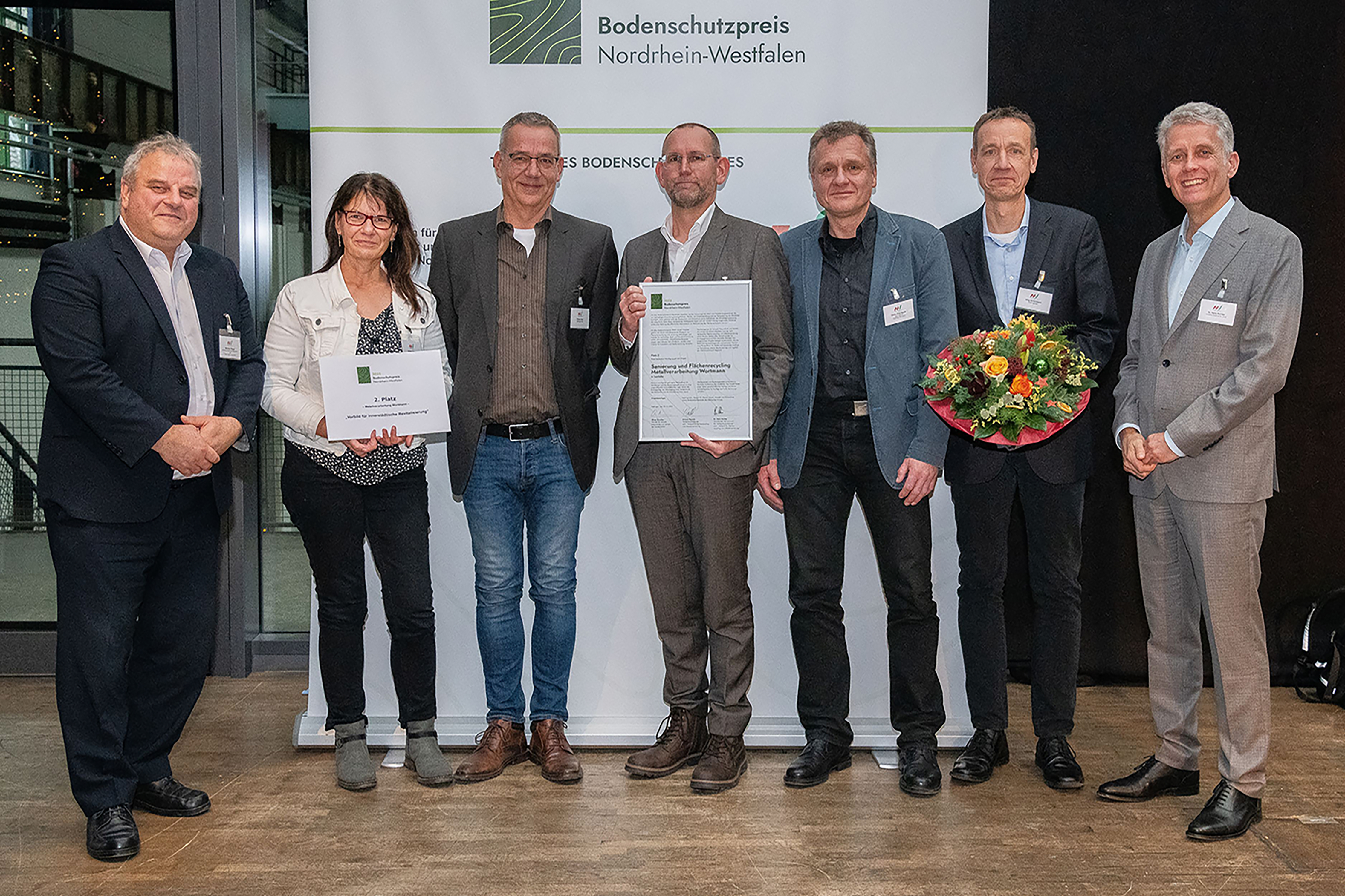 Für die Stadt Iserlohn nahmen (von der Mitte nach rechts) Thorsten Grote (Ressortleiter Ressort VI – Planen, Bauen, Umwelt- und Klimaschutz, Stadtbaurat und Technischer Beigeordneter), Hans-Jörg Saure (Abteilungsleiter Umwelt- und Klimaschutz), sowie Jörg Schürmann (Technischer Umweltschutz), die Auszeichnung entgegen.