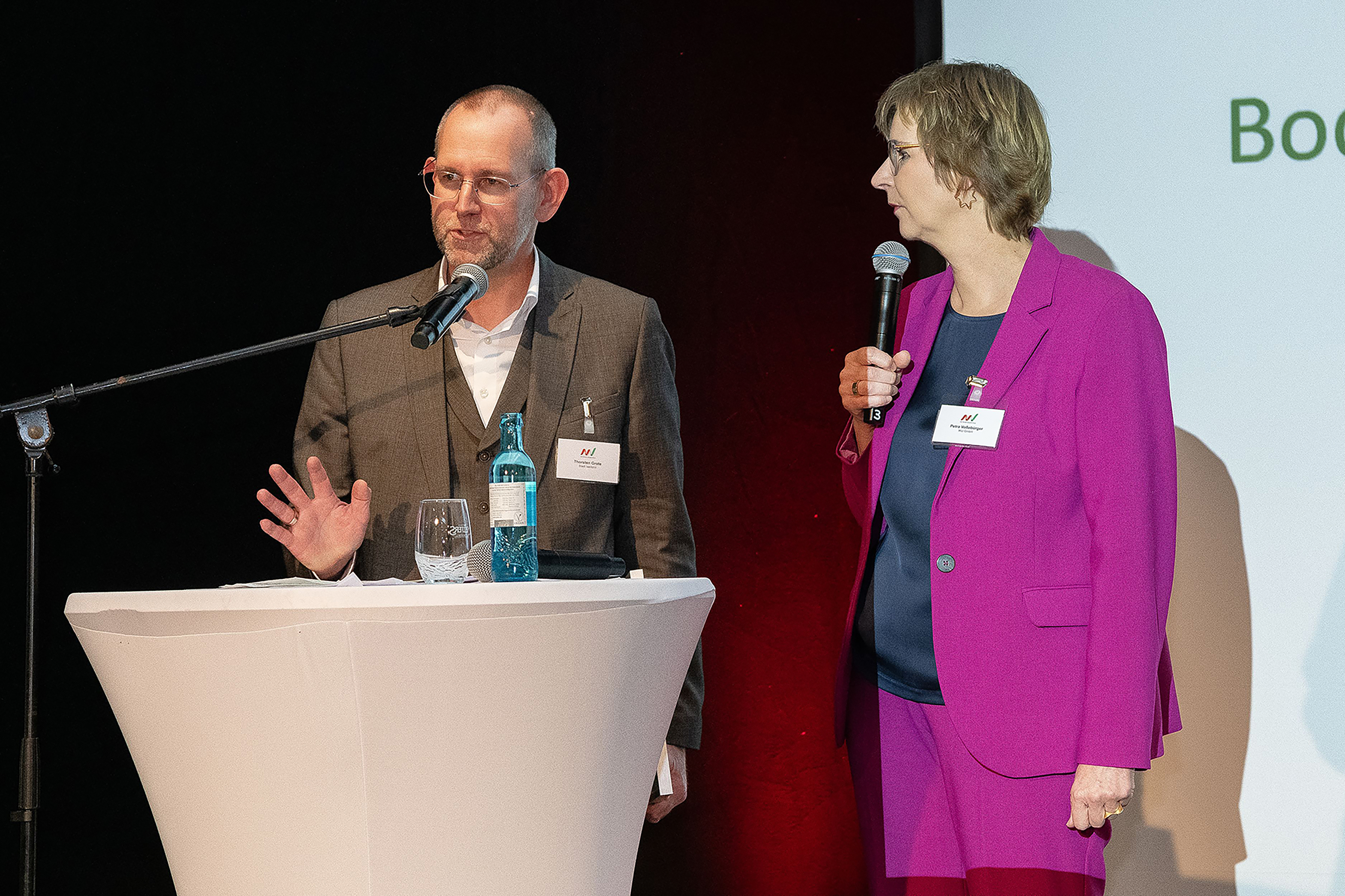 Stadtbaurat Thorsten Grote erklärte dem Fachpublikum und Moderatorin Petra Voßebürger die Bedeutung des Iserlohner Preisträger-Projektes.