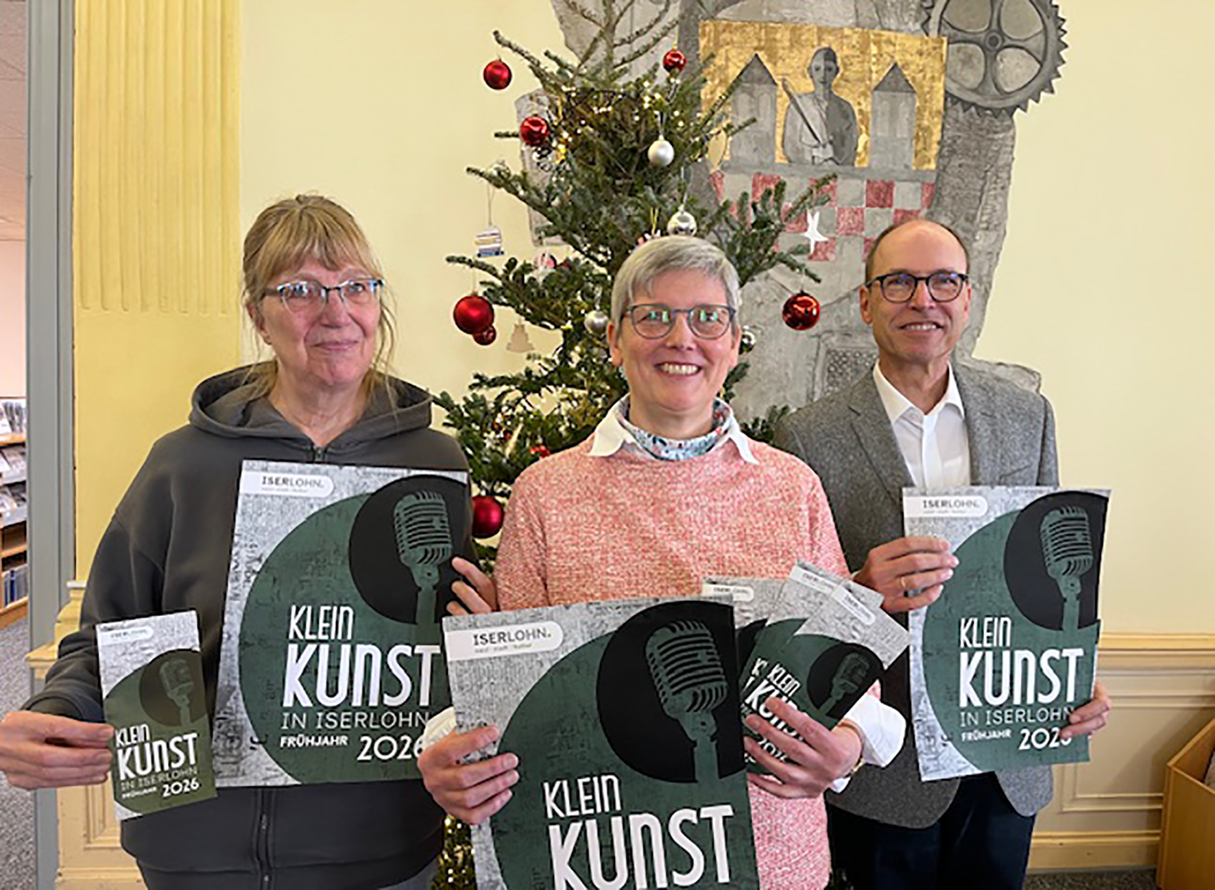 (v.r.n.l.) Dr. Thomas Eicher, Melange-Geschäftsführer; Gudrun Völcker, Leiterin der Stadtbücherei und Andrea Reichart vom Stadtmuseum stellten das Kleinkunst-Programm für das Frühjahr 2026 vor. 