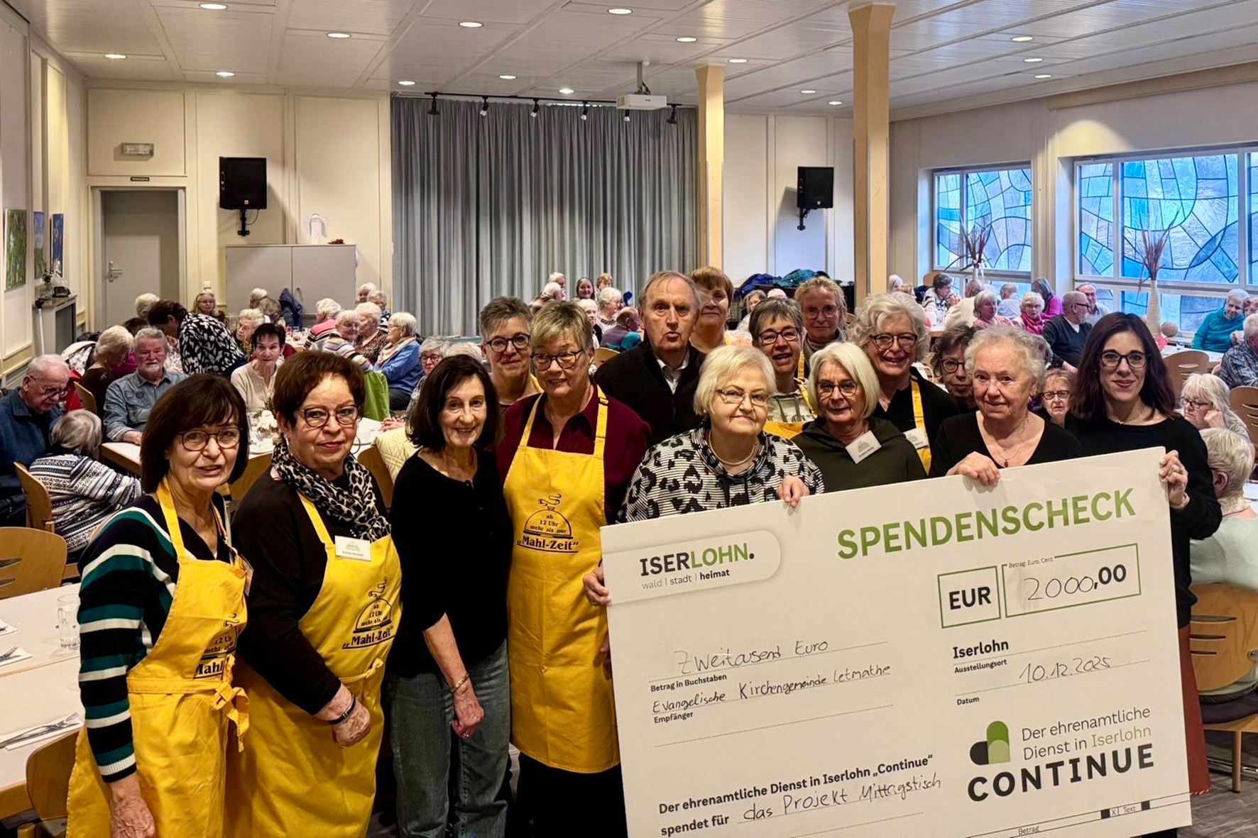 Das Ehrenamtsteam von Continue überreichte zusammen mit Koordinatorin, Sarah Cao (1. v. r.), einen Spendenscheck in Höhe von 2000 Euro an die Verantwortlichen des Mittagstisches „Ma(h)lzeit“ der Evangelischen Kirchengemeinde Letmathe.