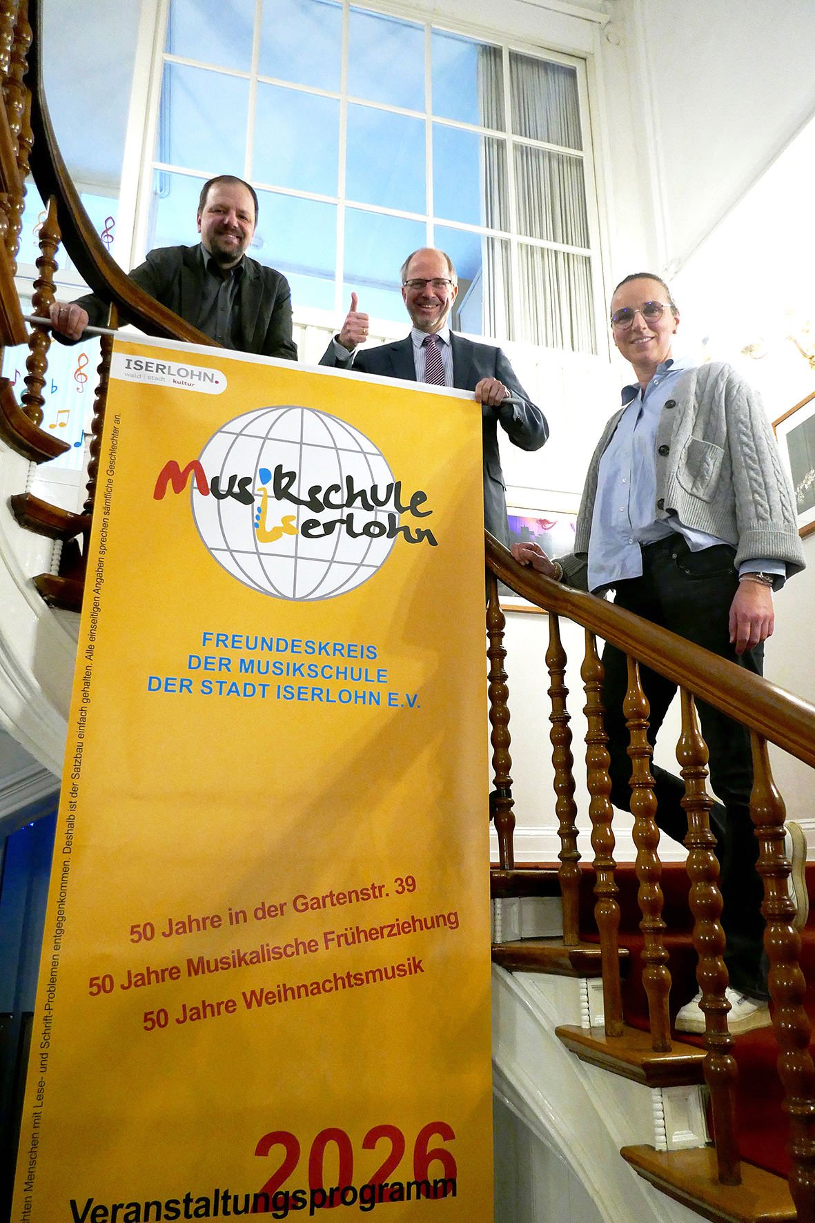 Musikschulleiter Paul Breidenstein (Mitte), sein Stellvertreter Adrian Ebmeyer und Kristina Ossenkop, Vorsitzende des Fördervereins „Freundeskreis der Musikschule der Stadt Iserlohn e. V.“ stellen das Veranstaltungsprogramm 2026 der Musikschule vor.