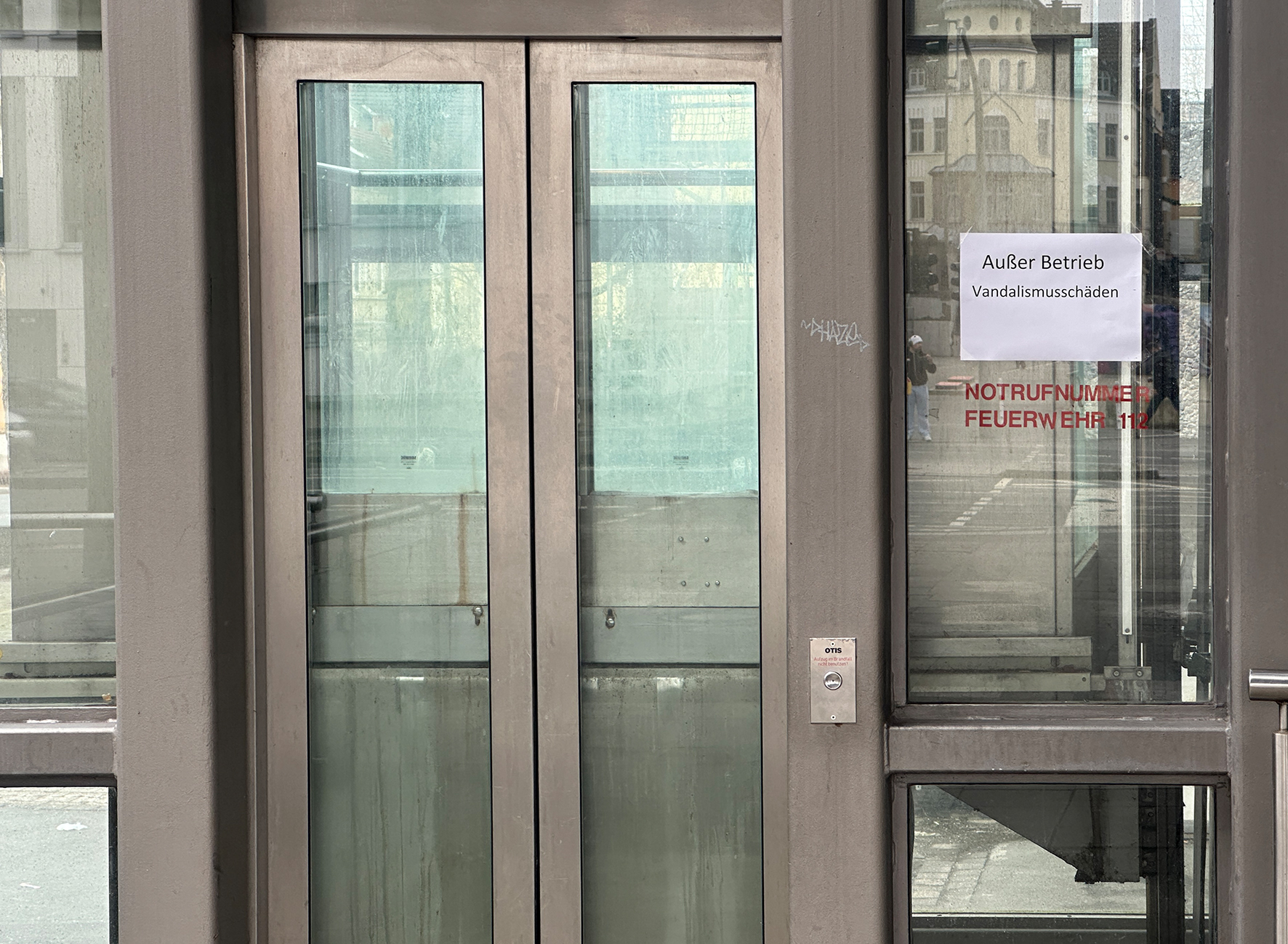 Der gläserne Außenaufzug am Rathaus I ist wegen Vandalismusschäden derzeit außer Betrieb.