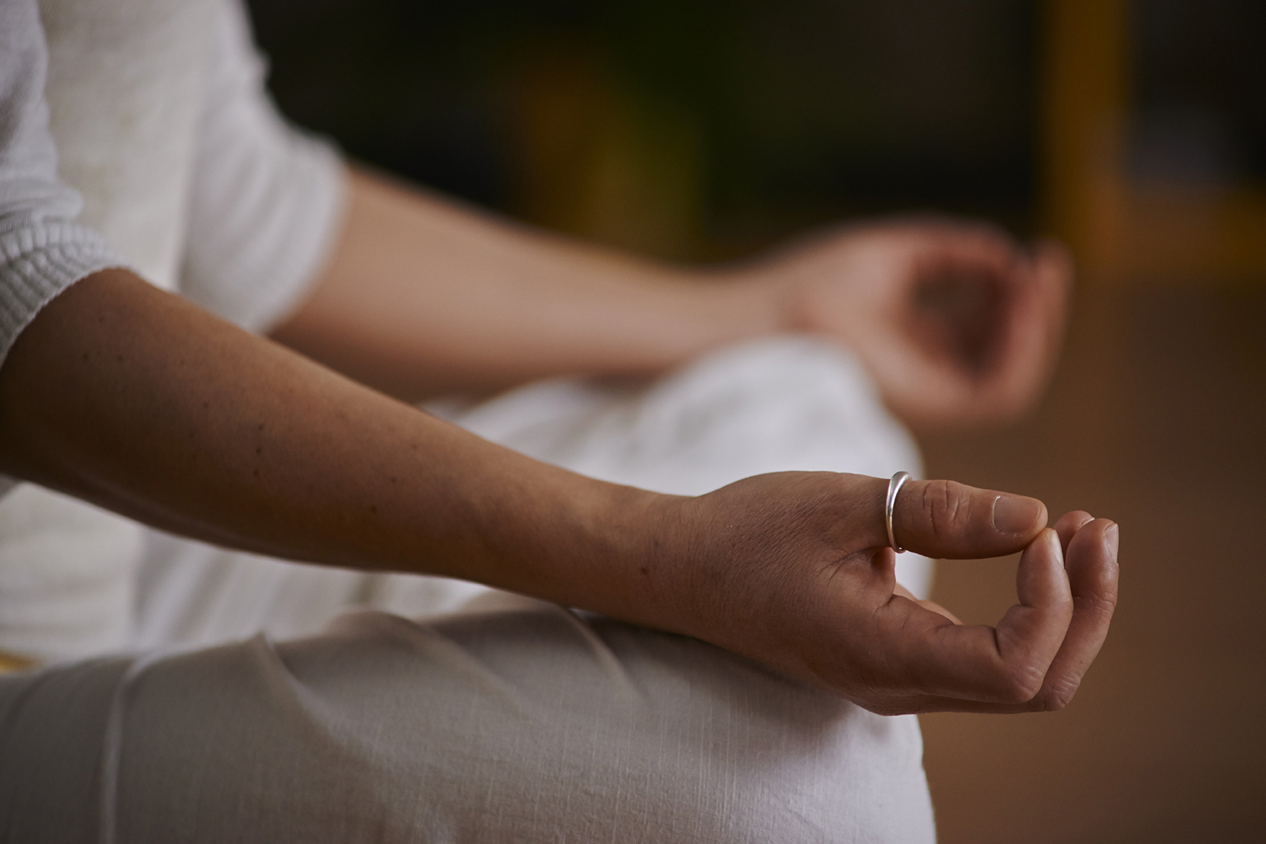 Der Kurs "Yoga auf und an dem Stuhl" richtet sich an Personen, die alters- oder krankheitsbedingt körperlich eingeschränkt sind.