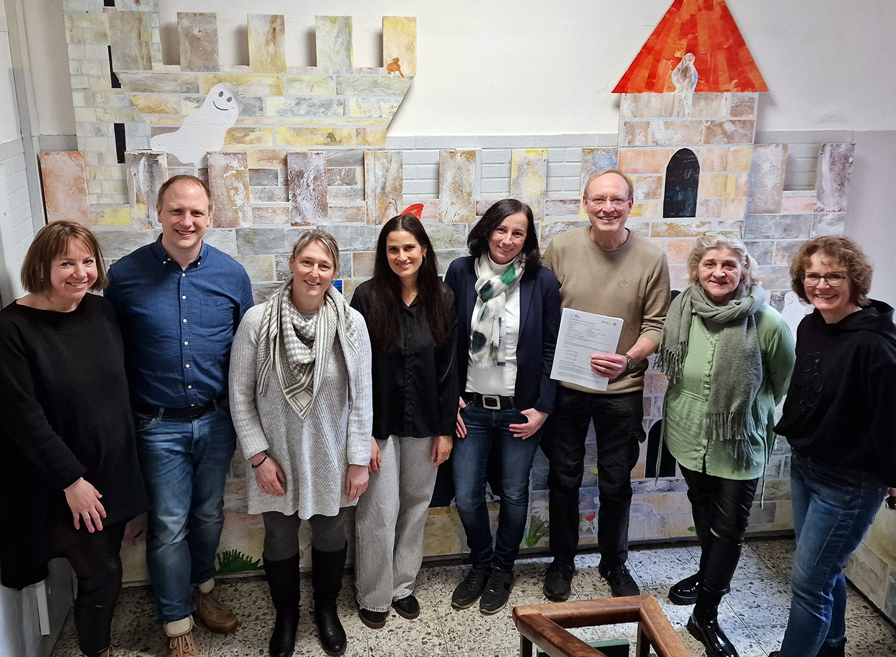 (v.l.n.r. Karin Raschke (Schulaufsicht Märkischer Kreis), Thomas Paul (Leiter Bereich Bildung und Betreuung), Nadine Magiera (Schulleitung Grundschule Bömberg), Yasmin Schobert (stv. Schulleitung Grundschule Bömberg), Jennifer Salzmann-Vogt (Beigeordnete und Schuldezernentin), Uli Römer (Schulleitung Südschule), Renata Ziermann (Schulleitung Burgschule), Tanja Steven-Petrik (stv. Schulleitung Burgschule)).