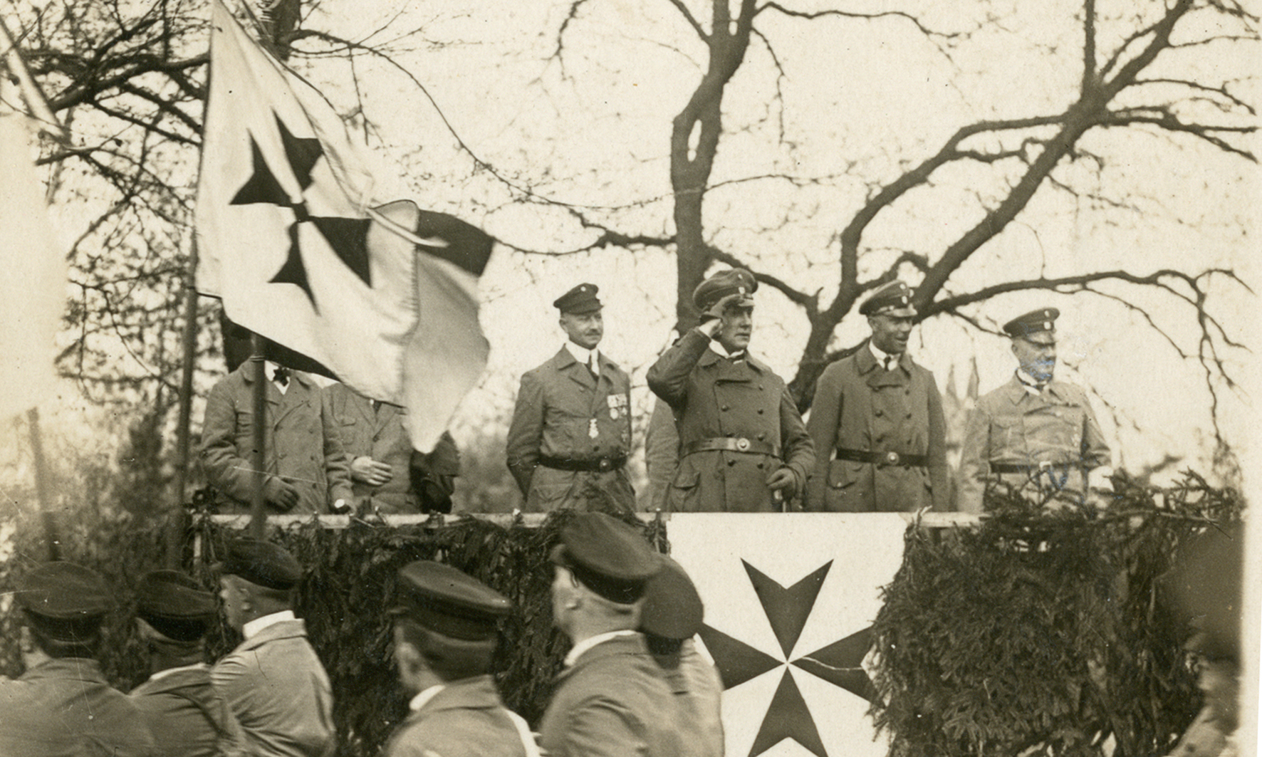 Hochmeister Mahraun, Ordenskanzler Bornemann, Ordenswanderwart General a.D. Salzenberg und Komtur Böhmer beim Gautag Westfalen-Süd des Jungdeutschen Ordens in Iserlohn im Mai 1925. 