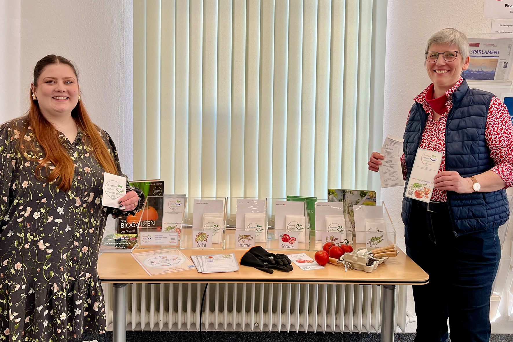 Gudrun Völcker (rechts), Leiterin der Stadtbücherei, stellte mit der Auszubildenden Lisa Halfmann (links) die neue Saatgutbibliothek vor.  