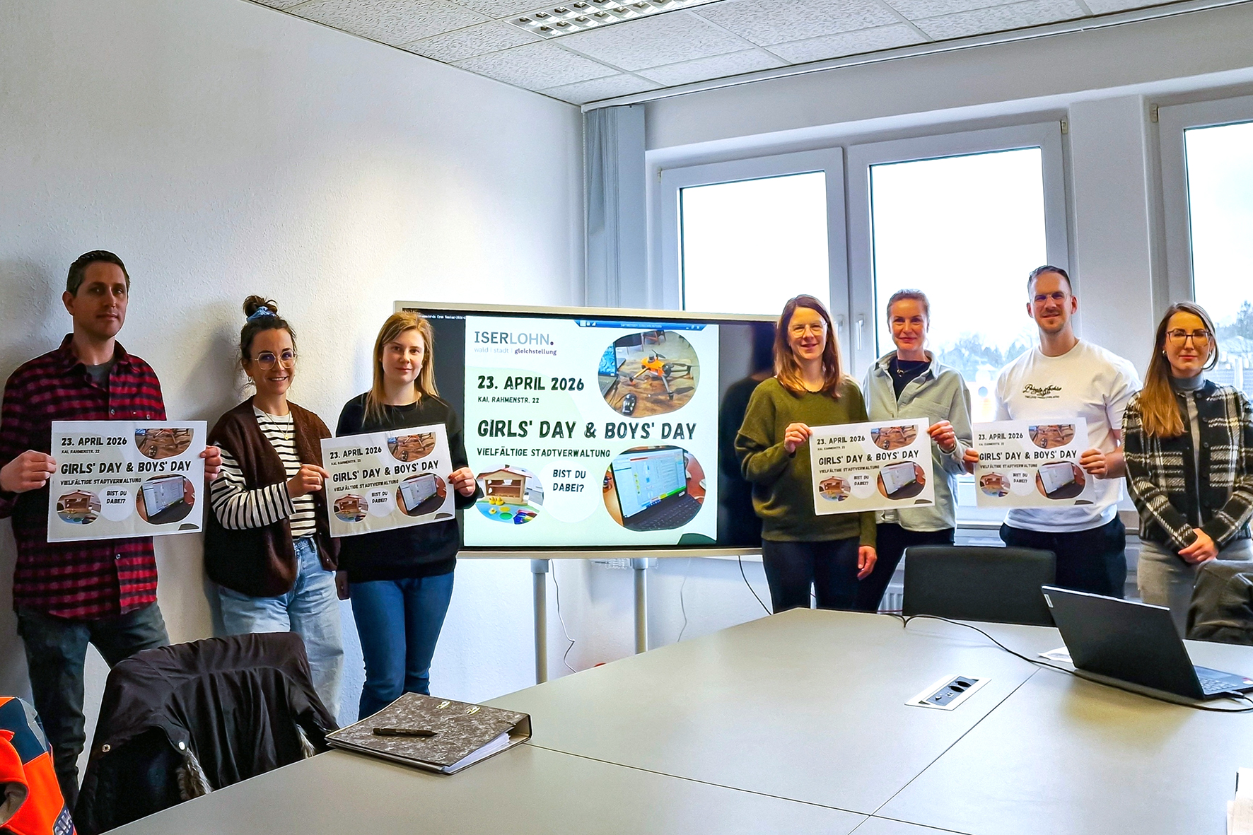 Gleichstellungsbeauftragte Patricia da Cruz Santos (rechts) stellte das Programm zum Girls'-Day und Boys'-Day gemeinsam mit den Kooperationspartnerinnen und -partnern aus der Iserlohner Stadtverwaltung, dem Stadtbetrieb Iserlohn/Hemer sowie des Seniorenzentrums Waldstadt Iserlohn vor.