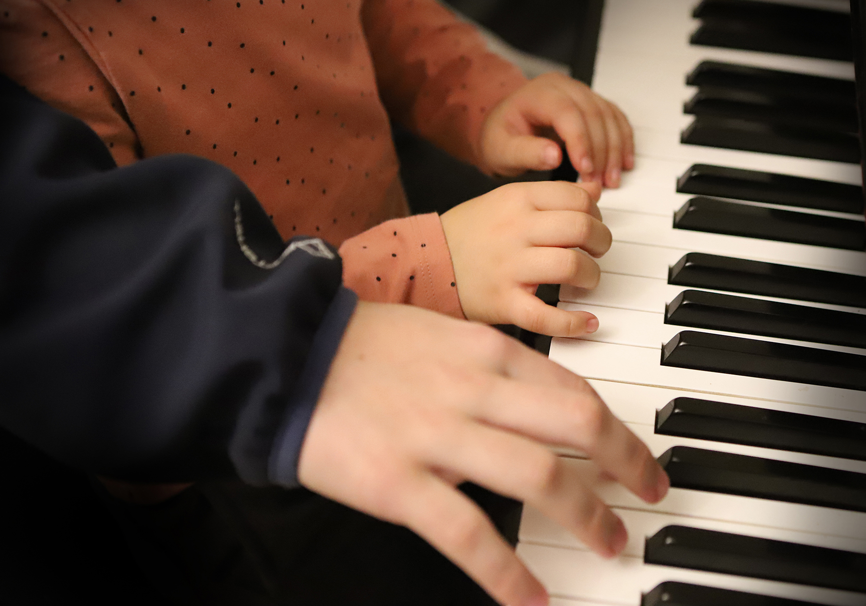 Im Instrumentenkarussell der Musikschule Iserlohn können Kinder verschiedene Instrumente ausprobieren, darunter: Klavier/Keyboard, Klarinette, Saxophon und Fagott.