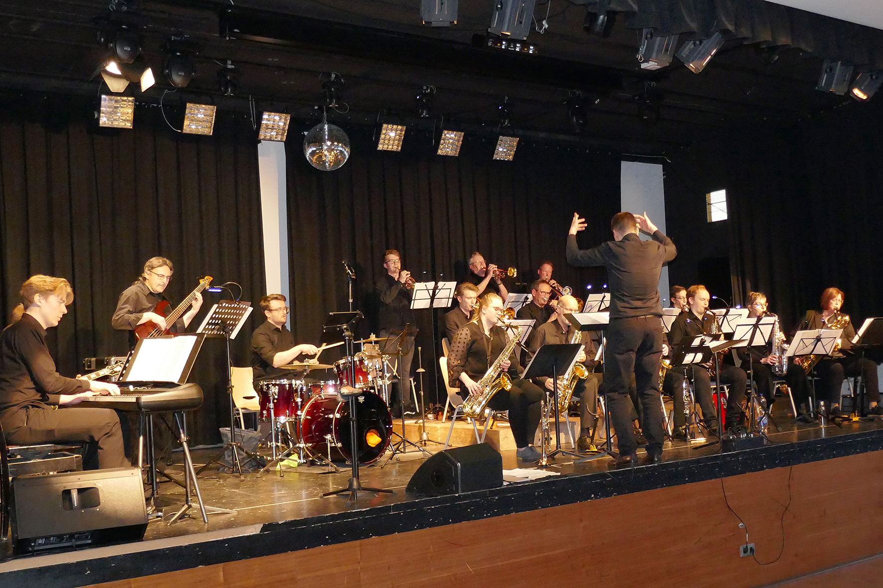 Unter der Leitung von Vitaly Kiselev präsentiert die Big Band der Musikschule Iserlohn unter anderem Jazz-Standards von prägenden und legendären Komponistinnen bzw. Komponisten.