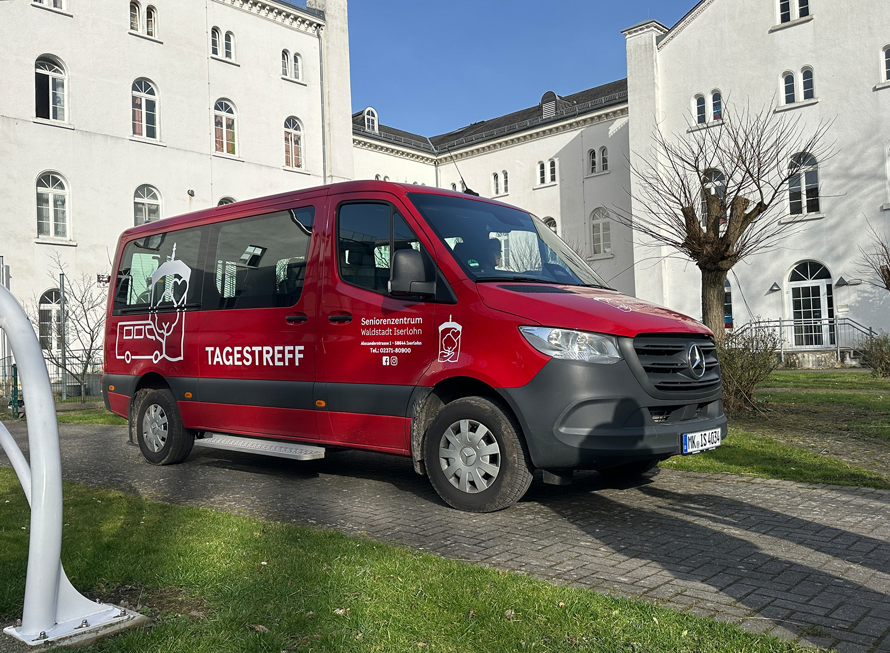 Mit seinem markanten Schriftzug "Tagestreff" ist der rote SWI-Bus schon von weitem zu erkennen.